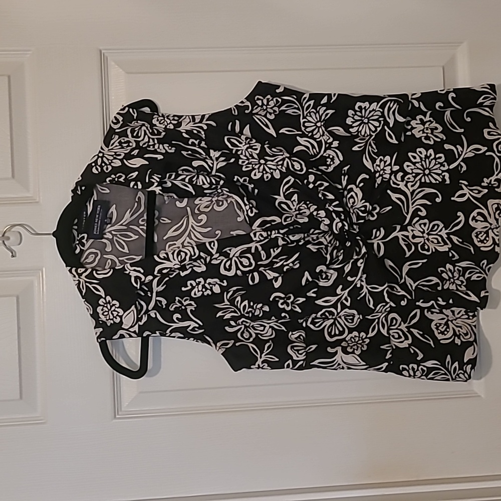 Jones New York black and white sleeveless top. Size 1X